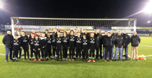 Links achter in het rood Sjors Ultee creativiteitstrainer van FC Utrecht samen met de C1 spelers en diverde Sparta Nijkerk trainers.