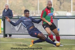 Brian Bawuah (blauw tenue) in actie namens Roda'46 tegen De Zuidvogels 