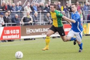 Huizer Quincy van Waveren in duel met Iwan Bos van SDC Putten. 