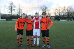 Na afloop maakten we de volgende foto op de Toekomst met de 4 genoemde jonge Nijkerk(erveen)se talenten (vlnr Rick Knoop, Jaron Ruitenbeek, Donny van de Beek & Danny Brouwer), die nog een hele mooie voetbaltoekomst voor zich hebben.