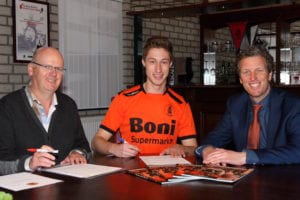 Op de foto van Lodi Schoon v.l.n.r. Wim van Bokhorst, Mauro Peters en Cees Klaassen tijdens de ondertekening van het contract. Natuurlijk kon een Spartashirt niet ontbreken!