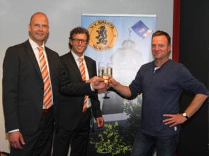 Vlnr. Hugo van der Horn, Cees Klaassen en Rob Schoon na de ondertekening van het contract