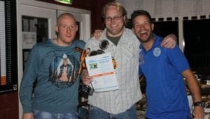 Mart Brouwer (midden) hier op de foto met Jan Lovink en Harry Hamstra jr. tijdens de prijsuitreiking van de voetbalquiz georganiseerd door de supportersvereniging van Sparta Nijkerk