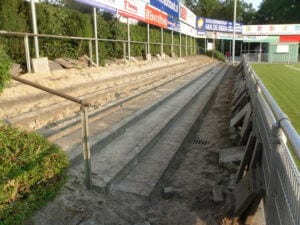 Het is de bedoeling dat op 2 augustus as deze staantribune weer helemaal gerenoveerd is. Het was nodig ook maar het moet eerst altijd maar weer gebeuren. Dank aan onze stratenmakers en opperlieden!!!