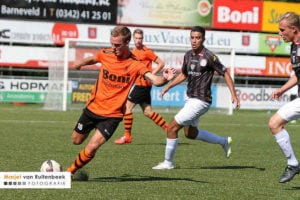 Donny van der Wal in actie tegen IJsselmeervogels tijdens de SalenteinCup van 2015