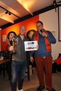 Winnaar van de voetbalkwis 2017 Ivo te Velthuis en Jan van den Hoff