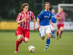 Jaap Jong namens De Zouaven in actie tegen GVVV voor de beker